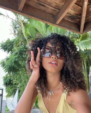 Mélanie Odules Instagram - Helloooo🦋 
Hier, c’était shooting pour Optique de Bourbon à @hotelmercurecreolia ! Ces lunettes … elles sont tout simplement magnifiques !
Merci @odbreunion ❤️‍🔥
•
Candidate 12 à Miss Réunion 2023 👠

#miss #reunionislandgirl #solaire #optiquedebourbon