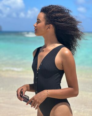 Mélanie Odules Instagram - Première série de mon séjour d’intégration à Maurice 🇲🇺
•
@sidiot_lingerie 👙
@odbreunion 🕶️
@marion.marimoutouoff 📷
@missreunionofficiel 🐟