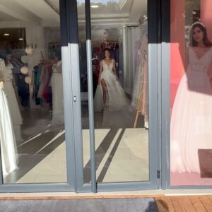 Mélanie Odules Instagram - Découvrez ma robe de mariée ainsi que mon bijou de tête ✨
Ils viennent tout droit de chez @florany_robes_de_mariees 🤍
•
| Candidate N•12 à Miss Réunion 2023 |