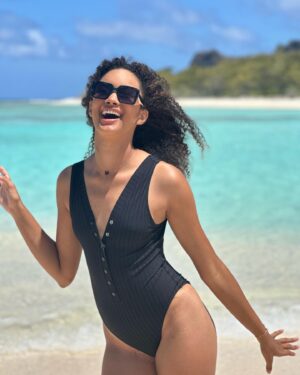 Mélanie Odules Instagram - Première série de mon séjour d’intégration à Maurice 🇲🇺
•
@sidiot_lingerie 👙
@odbreunion 🕶️
@marion.marimoutouoff 📷
@missreunionofficiel 🐟
