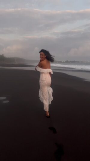 Mélanie Odules Instagram - Parce que La Réunion est intense en émotion ! C’est plus qu’un honneur d’être l’ambassadrice de cette merveilleuse île, d’être l’ambassadrice de mon petit caillou 🤍🇷🇪 
•
@so_naima 👗
@kaizen__r 📷