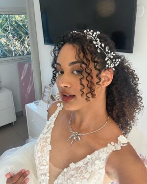 Mélanie Odules Instagram - Découvrez ma robe de mariée ainsi que mon bijou de tête ✨
Ils viennent tout droit de chez @florany_robes_de_mariees 🤍
•
| Candidate N•12 à Miss Réunion 2023 |