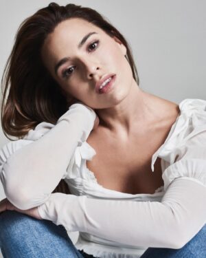 Melia Kreiling Instagram - “Big dreams, gangsta
Said you had to leave to start your life over” 

📷 @higgsy_photography 
👕 @soniayoungstyle 
💄 @makeupbymerav 
💇‍♀️ @christinesymondshair