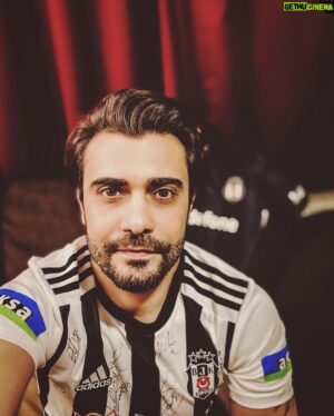 Melih Selçuk Instagram - Teşekkürler @erdal.erdem_ 🙏🏻🙏🏻🙏🏻 Her ne kadar Fenerbahçeli de olsa @yagmurtanrisevsin ‘in katkılarıyla imzalı 10 numaramız, kulemiz @wout.weghorst  on fire! formamı aldım 🦅❤️🦅
