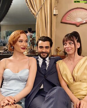 Melih Selçuk Instagram - Hayat kısa, kuşlar uçuyor Salih… Güzel adamdı, çok sevmiştim ama hikayesi bittiği için bu akşam @okizdizi ‘de son kez Salih olacağım. Hüzünlü, güzel bir gidiş oldu. 
Güzel anlar biriktirdim. Tüm ekip arkadaşlarıma sonsuz başarılar diliyorum.  Ars longa, vita brevis!