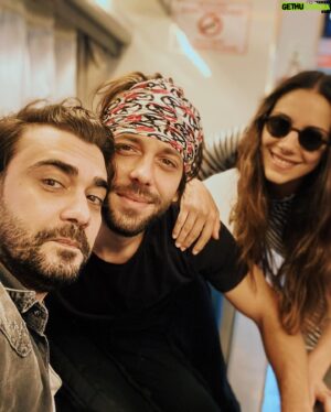 Melih Selçuk Instagram - Hayat kısa, kuşlar uçuyor Salih… Güzel adamdı, çok sevmiştim ama hikayesi bittiği için bu akşam @okizdizi ‘de son kez Salih olacağım. Hüzünlü, güzel bir gidiş oldu. 
Güzel anlar biriktirdim. Tüm ekip arkadaşlarıma sonsuz başarılar diliyorum.  Ars longa, vita brevis!
