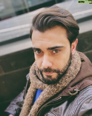 Melih Selçuk Instagram - Before? After? Bugün kuaföre doğru yürürken bir kadın yolda durdurup “saçlarınız çok güzel” deyip gitti. Biz erkekler iltifata pek alışkın değiliz ya, az kalsın kesmekten vazgeciyordum 😅