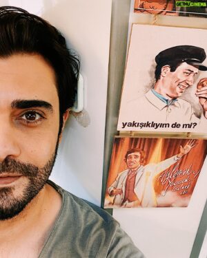 Melih Selçuk Instagram - Hayat kısa, kuşlar uçuyor Salih… Güzel adamdı, çok sevmiştim ama hikayesi bittiği için bu akşam @okizdizi ‘de son kez Salih olacağım. Hüzünlü, güzel bir gidiş oldu. 
Güzel anlar biriktirdim. Tüm ekip arkadaşlarıma sonsuz başarılar diliyorum.  Ars longa, vita brevis!
