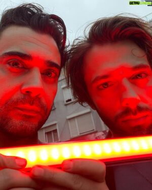 Melih Selçuk Instagram - Hayat kısa, kuşlar uçuyor Salih… Güzel adamdı, çok sevmiştim ama hikayesi bittiği için bu akşam @okizdizi ‘de son kez Salih olacağım. Hüzünlü, güzel bir gidiş oldu. 
Güzel anlar biriktirdim. Tüm ekip arkadaşlarıma sonsuz başarılar diliyorum.  Ars longa, vita brevis!