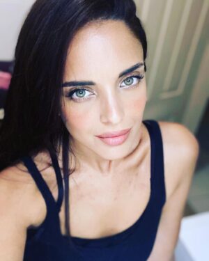 Melike Emiroğlu Instagram - 🖤 #weekendmood