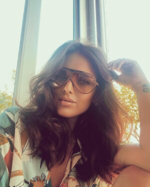 Melike Emiroğlu Instagram - 🪐 bir yer buldum retrodan uzak..😎💋

@carrerasunglassesco