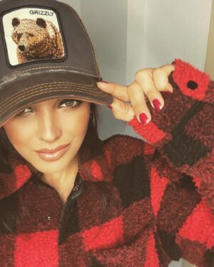 Melike Emiroğlu Instagram - Weekend mode😜❤️ #weekendmood 
#strangerthingspullandbear 
#husbandcollection
#makeup
#makeupdaily 
#lifestyle