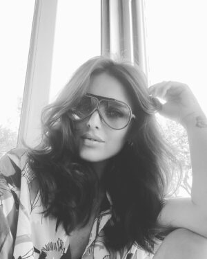 Melike Emiroğlu Instagram - 🪐 bir yer buldum retrodan uzak..😎💋

@carrerasunglassesco