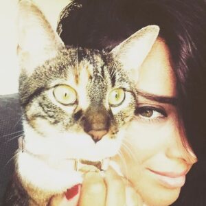 Melike Emiroğlu Instagram - Bu dünyayı güzelleştiren can meleklerim ben sizin diliniz,sözünüz olmaya,size yardıma etmeye geldim Allahım hepinize yardım etme gücü versin..Sizi hep kalbi güzel insanlarla karşilaştırsın sevmek,görmek,beslemek,yardim etmek ruhunuzu besler onlardan korkmayın onlardan korkan,sevmeyenlerden korkun..
Bu dünya sizinle güzel #4ekimhayvanlarıkorumagünü 
Onları koruyan,seven,bir kap suyu esirgemeyen herkesten Allah razı olsun seveniniz cok olsun❤️ mutlu pazarlar