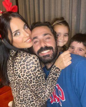 Melike Emiroğlu Instagram - ❤️ Emeklerimizin,dileklerimizin,yüreğimizin karşılığını aldığımız,sağlık dolu,mutluluk dolu,huzurlu sıcacık bol güzel anıların biriktiği bir yıl olsun..
Sevdiklerimiz yanımızda,işlerimiz yolunda ve kolaylıkla olsun..
Kavuşamayanlar kavuşsun,Aşkı arayan bulsun çok sevilin çok sevin inşallah❤️
Yanimda olan canim ailem,yanimda olan canim dostlarim,arkadaslarim,sevdiklerim,beni seven herkes iyi ki varsiniz hep varolun hep iyi olun Mutlu Yıllar💋

Süpriz sonlu 💃🏾