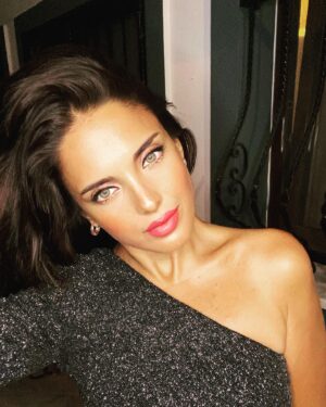 Melike Emiroğlu Instagram - Eskiden hergün bana aynı olacakmış gibi gelirdi, şimdi ise günleri bırakın her dakikanın, her saatin hayırla sağlıkla ve güzel süprizlerle,mucizelerle gelecegine inanıyorum..
Bu kadar karanlık ve karamsar bir dünyada inanmak istediklerimde zaten bunlar..
Ailem,sevdiklerim,dostlarım saglikli ve huzurlu olsun..
Kavuşamayanlar kavuşsun,
Şifa bekleyenler şifalansın ruhen veya fiziken,
Yeşillik çok,mavilik hakim olsun hayata,
Gördüğümüzden geride birakmasin Allah gerisini biz hallederiz..
Bugune sonsuz şükür hepinizi seviyorum iyi ki hayatimda,iyi ki canimdasiniz..
Şans bizden yana olsun,
Bu dünyada mutlulukla dolu anılar biriktirmek,sevdiklerine iyi gelmek,iyiyi bulmak,iyiliklerle yaşamak nasip olsun..
Hoşgeldin 38 🎈