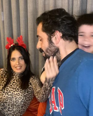 Melike Emiroğlu Instagram - ❤️ Emeklerimizin,dileklerimizin,yüreğimizin karşılığını aldığımız,sağlık dolu,mutluluk dolu,huzurlu sıcacık bol güzel anıların biriktiği bir yıl olsun..
Sevdiklerimiz yanımızda,işlerimiz yolunda ve kolaylıkla olsun..
Kavuşamayanlar kavuşsun,Aşkı arayan bulsun çok sevilin çok sevin inşallah❤️
Yanimda olan canim ailem,yanimda olan canim dostlarim,arkadaslarim,sevdiklerim,beni seven herkes iyi ki varsiniz hep varolun hep iyi olun Mutlu Yıllar💋

Süpriz sonlu 💃🏾