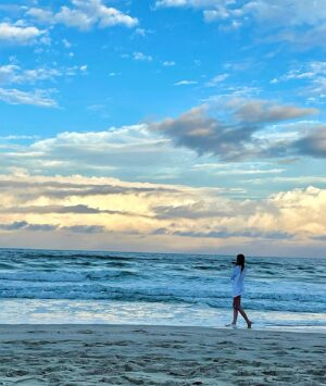 Melina Vidler Instagram - home 💕
.
.
.
#burleigh #beach #sunset