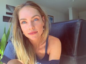 Melina Vidler Instagram - Officially running out of things to entertain me. 🦕 .
.
.
#selfiso #selfie #blonde #nakhair #strugglingactress #blueeyes #goldcoast