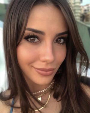 Melis Tüzüngüç Instagram - gün batımıyla birebir ilgileniyorum. keza doğumuyla da.
aslında, güneşin, kendini azar azar gösterdiği o civardaki tüm renkleriyle.🌅