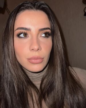 Melis Tüzüngüç Instagram - gün batımıyla birebir ilgileniyorum. keza doğumuyla da.
aslında, güneşin, kendini azar azar gösterdiği o civardaki tüm renkleriyle.🌅