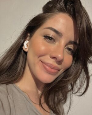 Melis Tüzüngüç Instagram - gün batımıyla birebir ilgileniyorum. keza doğumuyla da.
aslında, güneşin, kendini azar azar gösterdiği o civardaki tüm renkleriyle.🌅