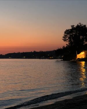 Melis Tüzüngüç Instagram - gün batımıyla birebir ilgileniyorum. keza doğumuyla da.
aslında, güneşin, kendini azar azar gösterdiği o civardaki tüm renkleriyle.🌅