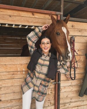 Melisa Seda Instagram - Sadece storyde kalmasın bence 🐎✅ 
#at #binicilikeğitmeni #binicilikeğitimi #hipodrom #horse #hobi #eğitim #instagram #keşfet #keşfetteyiz #magazin #doğanıngüzelliği #güneş #enerji #happy #instagood #gooddays