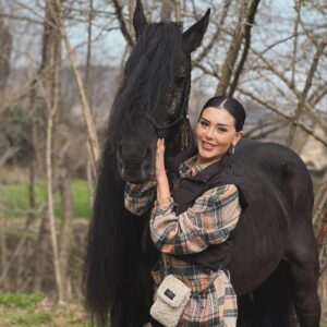 Melisa Seda Instagram - Güzel Atlar Diyarı…. Hoşgeldin yeni #hobi ve hoşgeldin kendim 🤷🏻‍♀️
Süpriz proje için #binicilikeğitimi almaya karar verdik.
Bugün ilk dersimizi #başarı ile tamamladık 🐎 
#atbinicilik #binicilikkulübü #binicilikeğitmeni #at #beykoz #istanbul #instagood #goodday #haftasonu #güneş #doğa #keşfet #instagood #yenidizi #trt