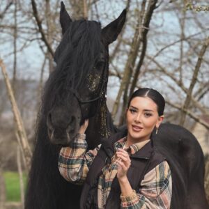 Melisa Seda Instagram - Güzel Atlar Diyarı…. Hoşgeldin yeni #hobi ve hoşgeldin kendim 🤷🏻‍♀️
Süpriz proje için #binicilikeğitimi almaya karar verdik.
Bugün ilk dersimizi #başarı ile tamamladık 🐎 
#atbinicilik #binicilikkulübü #binicilikeğitmeni #at #beykoz #istanbul #instagood #goodday #haftasonu #güneş #doğa #keşfet #instagood #yenidizi #trt