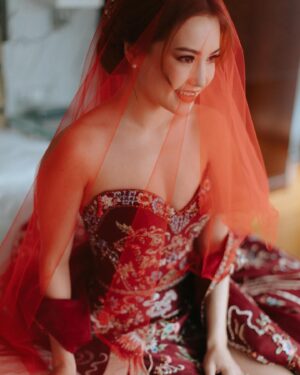 Melissa Campbell Instagram - We just got our official photos back of our Chinese Tea Ceremony Wedding & Civil Signing! Forgive me, this is going to become a wedding account for a-bit 

MakeUp: @kfbongmakeup @kfbongwedding 
Hair: @ckay_liow 
Custom Dress & Accessories: @themichellechandra via @roemaatelier 
Photo: @adamong 
Planner: @iamnicholaschong / @jovitaloweddings 

#teaceremony #chinesewedding #melforthewin