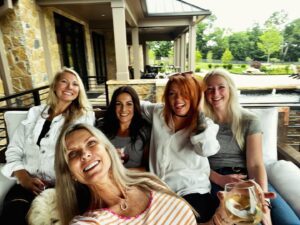 Melissa Moore Instagram - I’m a lucky lady to be surrounded by such beautiful, smart ladies ❤️ Happy Birthday @emmamcaruso!
@gatlingun_e @applecorkwellness @tay_howell_ @melissamoore27