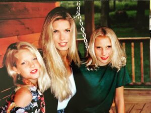 Melissa Moore Instagram - #tbt to about 30 years ago. With my two beautiful nieces! @applecorkwellness @gatlingun_e  photo by @annikabruggeworth annikabruggeworth #familyresemblance #family #❤️