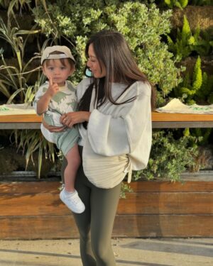 Melissa Paulo Instagram - I love being your MAMA 🤍 

Sling Bag: @sabrinazeng code: MELISSAPAULO 
Comfiest Leggings: @dk.active code: MELISSA 

#mama #boymom #boymama #mindfulmama