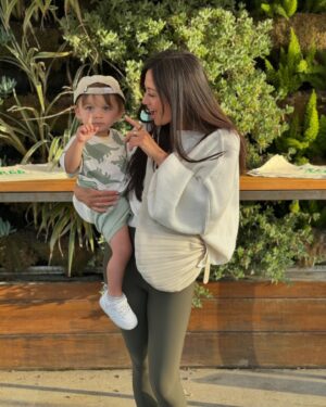 Melissa Paulo Instagram - I love being your MAMA 🤍 

Sling Bag: @sabrinazeng code: MELISSAPAULO 
Comfiest Leggings: @dk.active code: MELISSA 

#mama #boymom #boymama #mindfulmama