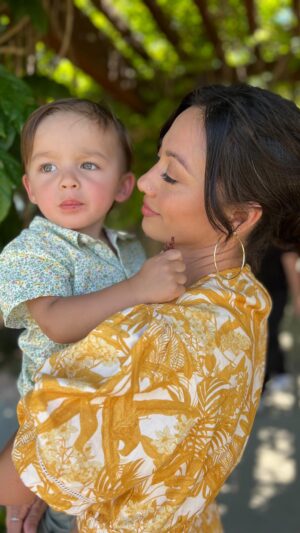 Melissa Paulo Instagram - Those eyes though… thank you sweet angel for making me your Mama 🤍 

mom fit @amourvert 
shoulder bag @sabrinazeng ~ code MELISSAPAULO 

#boymom #motherhood