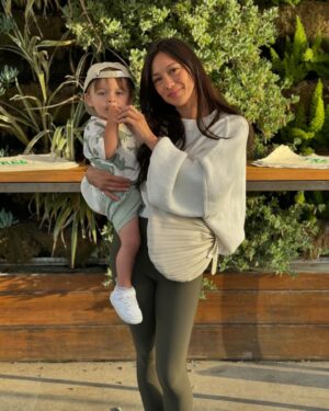 Melissa Paulo Instagram - I love being your MAMA 🤍 

Sling Bag: @sabrinazeng code: MELISSAPAULO 
Comfiest Leggings: @dk.active code: MELISSA 

#mama #boymom #boymama #mindfulmama