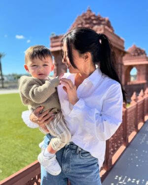 Melissa Paulo Instagram - “In the joy of others lies our own.” -Pramukh Swami Maharaj 

Mama-fit @amourvert 

#MINAopencasting 
#baps #bapsshriswaminarayanmandir #joy #amourvert #momstyle #sustainablefashion #sustainableclothing #sustainablemomstyle #sustainablemom