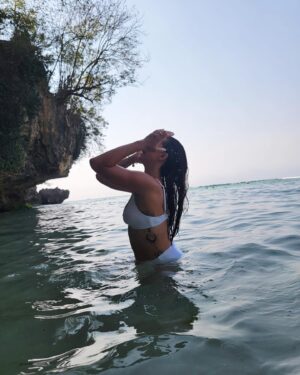 Melissa Paulo Instagram - Day 7: “I attract massive amounts of happiness” 

Beach Day ~ Uluwatu / Padang Padang Beach 
Perfect way to close out this amazing trip 🌊

#bali #uluwatu #padangpadang #beach