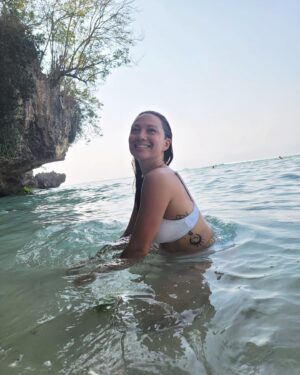 Melissa Paulo Instagram - Day 7: “I attract massive amounts of happiness” 

Beach Day ~ Uluwatu / Padang Padang Beach 
Perfect way to close out this amazing trip 🌊

#bali #uluwatu #padangpadang #beach