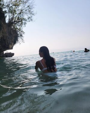 Melissa Paulo Instagram - Day 7: “I attract massive amounts of happiness” 

Beach Day ~ Uluwatu / Padang Padang Beach 
Perfect way to close out this amazing trip 🌊

#bali #uluwatu #padangpadang #beach