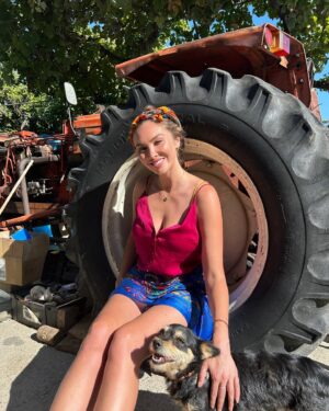 Mellissa Laycy Instagram - Magic days, life transformed 🥰

1. Learning about bees, honey making and local olive oil.
2. Travel days 
3. Mermaid coves and mushrooms
4. Grandmas crochet 
5. Breakfast papaya 
6. The land @ecowildspirit 
7. Showering in a school bus 
8. Fruits of the land 
9. Arriving at midnight to trek to the land 
10. Lunch on a swing 

Life could actually always be like this 🤔😍

Still looking for someone to make this dream a reality with me, I have the land but not the skills to create a eco retreat, get away. Tag someone who might be able to help 🥰

Thank you for making it so special @roxannehotchkiss @lovequintaoasis @canineneeds @merkabah.life @aliveoaks @keelayogafarm @pedro.teodosio @amala_yoga