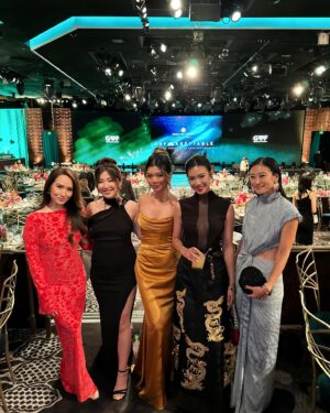 Melody Cheng Instagram - Unforgettable Gala ✨it was truly a night of celebration but it personally reminded me of how I love female friendships 💖 all the new and familiar “hellos” in transit to the restroom   laughter amongst friends (cherishing this!).

Ty @character.media @unforgettablegala 

HMU: @glambylindseyt