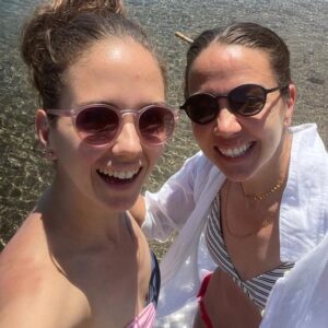 Meltem Pamirtan Instagram - Canim kardesim iyi ki seni istemişim,
Bu gun artik baharin en guzel günü idi .
1985 yilinda bu sabahi hic unutamam 
Annem ben kardeşini  alip geliyim demisti ben de bi heyecan okula gitmistim. O gun abla anne dost ortak sirdaş arkadaş paydaş olmustum ,birbirimizin hayatina hediye idik belki de , o gun ne gunler ne yillar var onumuzde bilseydim herhalde surprizi bozulurdu.bu gun belki gunde 3 kez belki ayda 3 kez belki yilda 3 kez gorusme firsatimiz olsa da kalpten kalbe bir yol var. Cok kiymetli yaslarimiz ve yillarimiz tadini cikaralim 90 lik olunca yine anariz.
Yolu sevgiden geçen tüm kalplerle ömrün boyunca mutlu ol.
Kızın başta olmak üzere hepimiz seni cok seviyoruz.