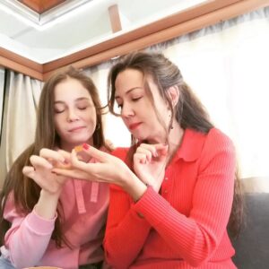 Meltem Pamirtan Instagram - Karavan günleri..
Kızım ve ben severiz bu küçük şeyleri ben kıyamam son tane yi ona veririm annelik işte. Neşemiz ağzımızın tadı bal olsun.
@berraaydinli @babatvdizi @ayyapim #çağrıbayrak
@ezgicill @gokhan_horzum
@velhancantay #baba #yeni bölüm