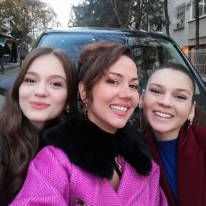 Meltem Pamirtan Instagram - Hasibem çocukların ile keyifli bir yolculuk yaptın anılarda çok kare biriktirdin yine. Ne güzel tesadüfler karşılaşmalar oldu, sabahı ayrı gecesi ayrı gülüşler sohbetlerle doldu. #baba hoş seda oldu. @merve.caglayann @berraaydinli