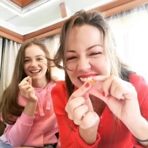 Meltem Pamirtan Instagram - Karavan günleri..
Kızım ve ben severiz bu küçük şeyleri ben kıyamam son tane yi ona veririm annelik işte. Neşemiz ağzımızın tadı bal olsun.
@berraaydinli @babatvdizi @ayyapim #çağrıbayrak
@ezgicill @gokhan_horzum
@velhancantay #baba #yeni bölüm