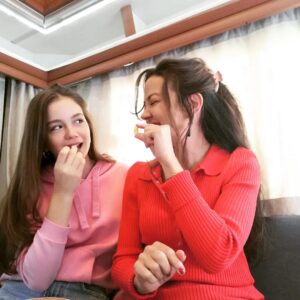 Meltem Pamirtan Instagram - Karavan günleri..
Kızım ve ben severiz bu küçük şeyleri ben kıyamam son tane yi ona veririm annelik işte. Neşemiz ağzımızın tadı bal olsun.
@berraaydinli @babatvdizi @ayyapim #çağrıbayrak
@ezgicill @gokhan_horzum
@velhancantay #baba #yeni bölüm