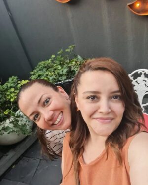 Meltem Pamirtan Instagram - Öyle ...
Döne döne severiz 
Güle güle severim 
Öve öve severiz 🎈💫🧿
