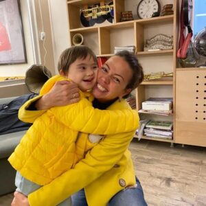 Meltem Pamirtan Instagram - Öyle bir proje yapalım ki bütün dünyaya sevmeyi sarılmayı öpmeyi yayalım adı sarı olsun Edizim ✨ Kocaman yüreğinden, heyecanından, heyecanla gözlerimin en derinine bakışından öperim. Bana verdiğin koşulsuz sevgin dünyaya bedel yarınım daha umutlu daha mutlu çünkü biz mucizeyiz yine hatırlattın bana. İyi ki Ediz arkadaşım. Birlikte büyüyelim.hep hep hep sevelim.... Can dostlarım koca yürekler @nidaugurlu
@ozgunugurlu